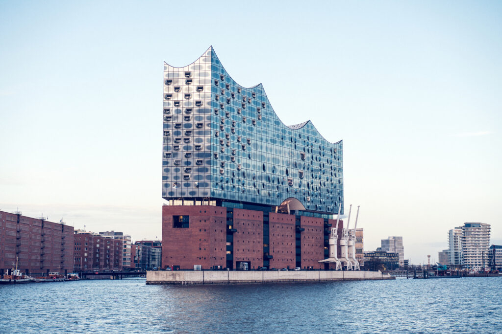 Das imposante Konzerthaus Elbphilharmonie am Ufer der Norderelbe in Hamburg @jonastebbe